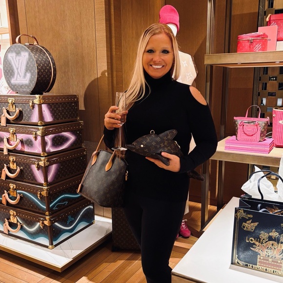 ~Meet Your Posh Ambassador: LJ DAYS~ - Picture 1 of 14